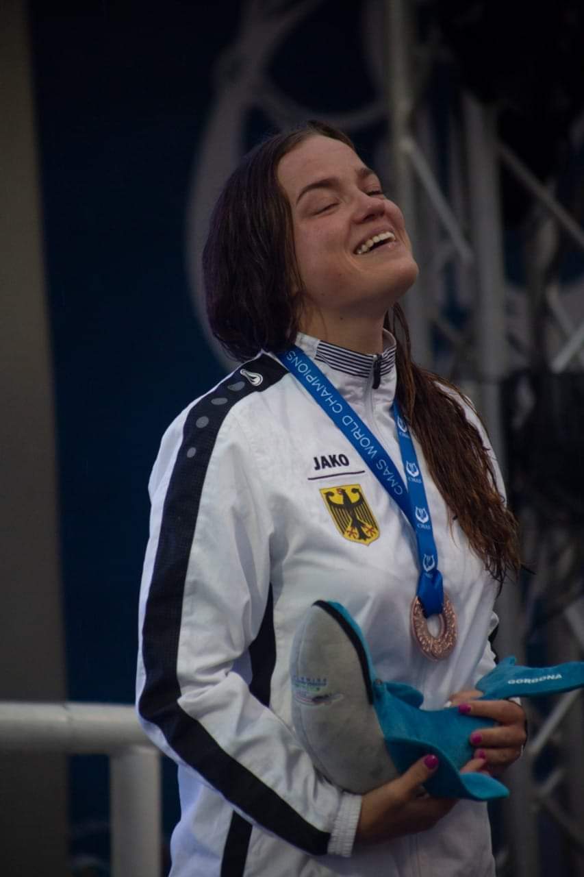 Elena Poschart mit Silbermedaillie über 1500m Finswimming